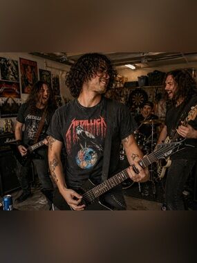 Metallica - Golden Goods Nowhere Else to Roam Summer Tour Graphic Tee Shirt XL